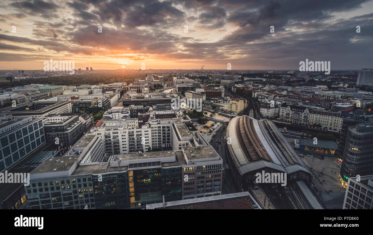 Die Friedrichstraße mit Bahnhof bei Sonnenuntergang, Berlin, Deutschland Stockfoto