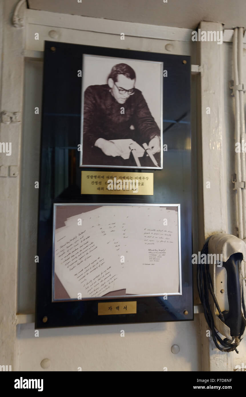 Foto von Kapitän Bucher Unterzeichnung ein Geständnis und Entschuldigung, eine Ausstellung auf der USS Pueblo auf Anzeige in der siegreichen Wat Museum, Pyongyang, Nordkorea Stockfoto