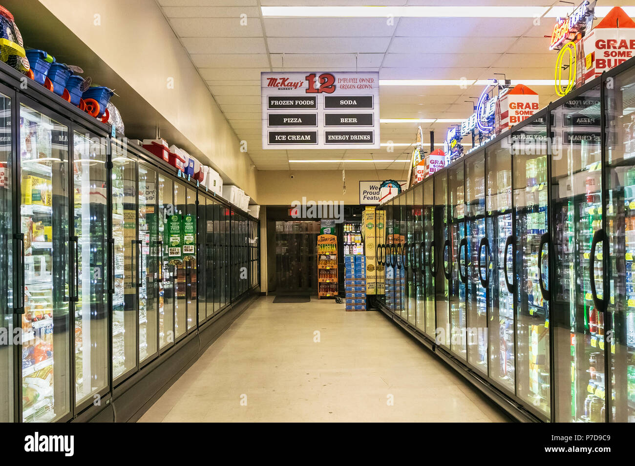 Getränke und Tiefkühlkost Gang in einem McKay Markt in Bandon, Oregon. Stockfoto