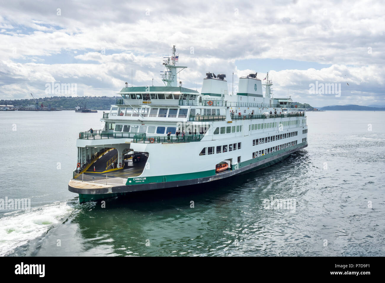 Staat washignton Fähre verlässt die Seattle terminal Bremerton über den Puget Sound, WA, USA zu erreichen. Stockfoto