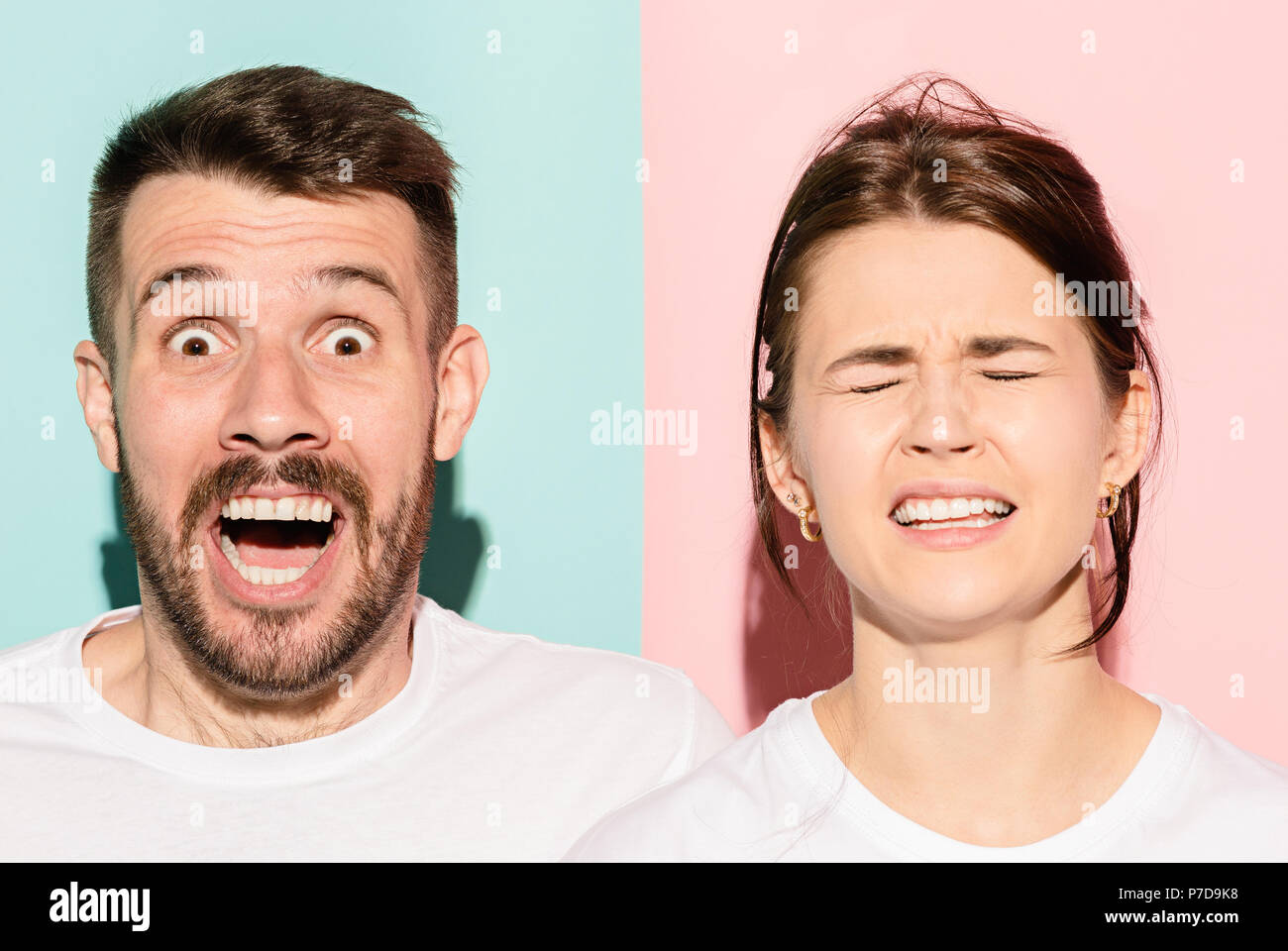 Closeup Portrait von junges Paar, Mann, Frau. Eine glücklich lächelnde aufgeregt wird, andere schwere, besorgt auf Rosa und blauen Hintergrund unglücklich. Emotion Kontraste Stockfoto