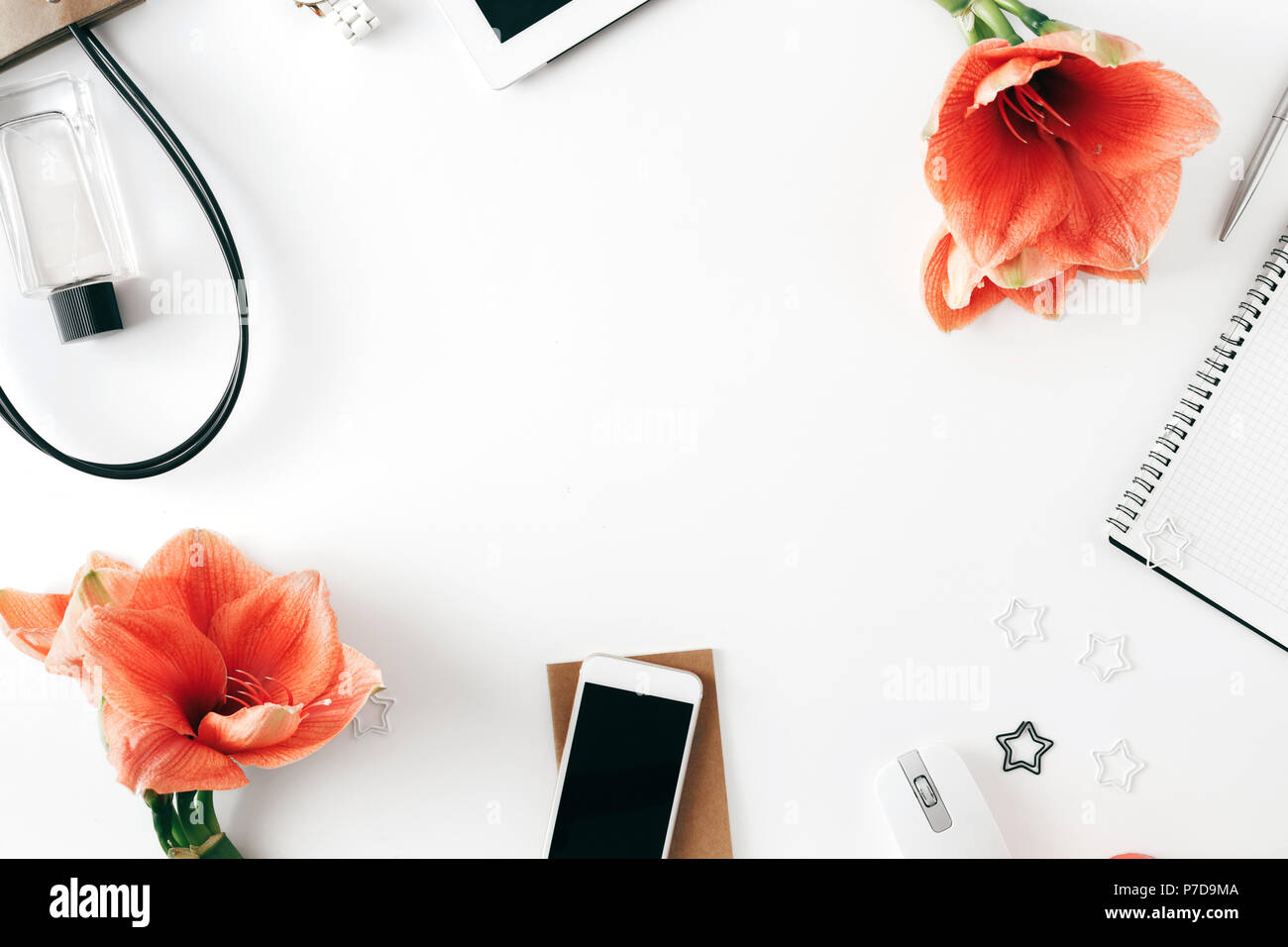 Von Tablet Pcs, Notebooks, Pen, Blumen Amaryllis, Smart Phone, Tasche, Maus und Parfüm. Ansicht von oben. Flach. Der Home Office Frauen Mode wor Stockfoto