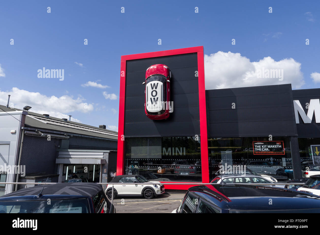 Fassade des Wollaston Mini Autohaus mit einem Mini hoch oben an der Wand angeordnet; Northampton, Großbritannien Stockfoto