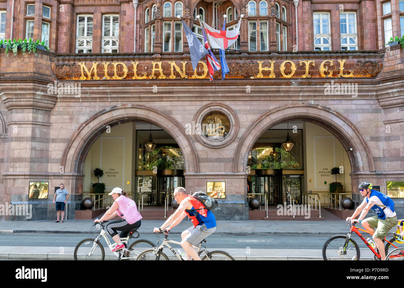 Radfahrer vorbei an der Vorderseite des Midland Hotel in Manchester, Großbritannien Stockfoto
