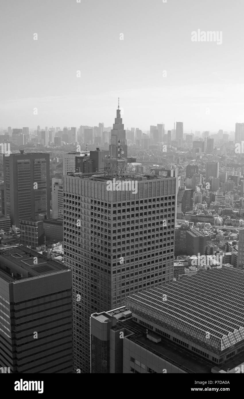 Blick vom Tokyo Metropolitan Government Building in Richtung NTT Docomo Yoyogi Gebäude, KDDI Gebäude und Shinjuku Monolith, Shinjuku, Tokyo, Japan Stockfoto