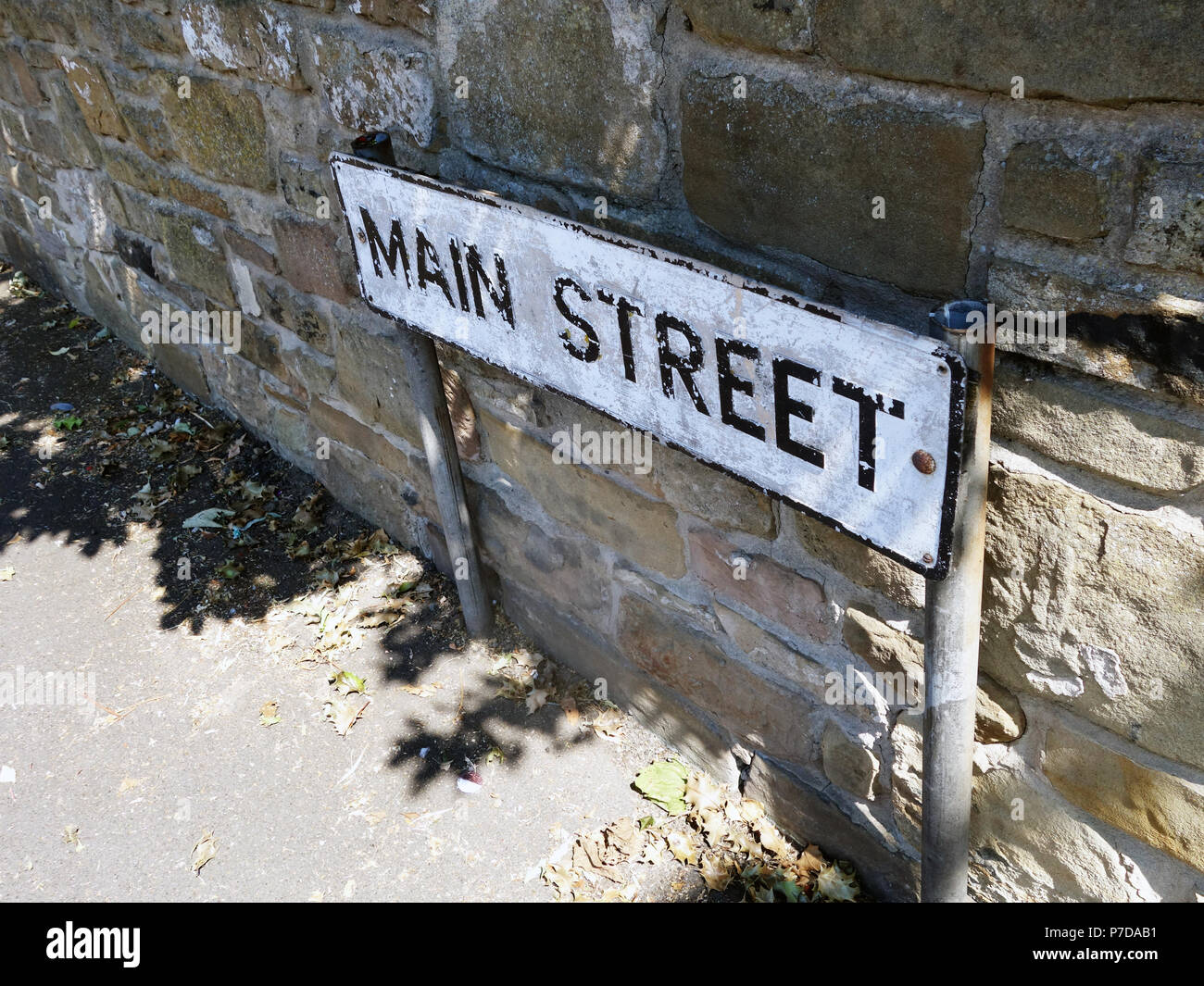 Ein Straßenschild: Hauptstraße in das kleine Dorf von Bramley, in der Nähe von Rotherham in South Yorkshire. Stockfoto