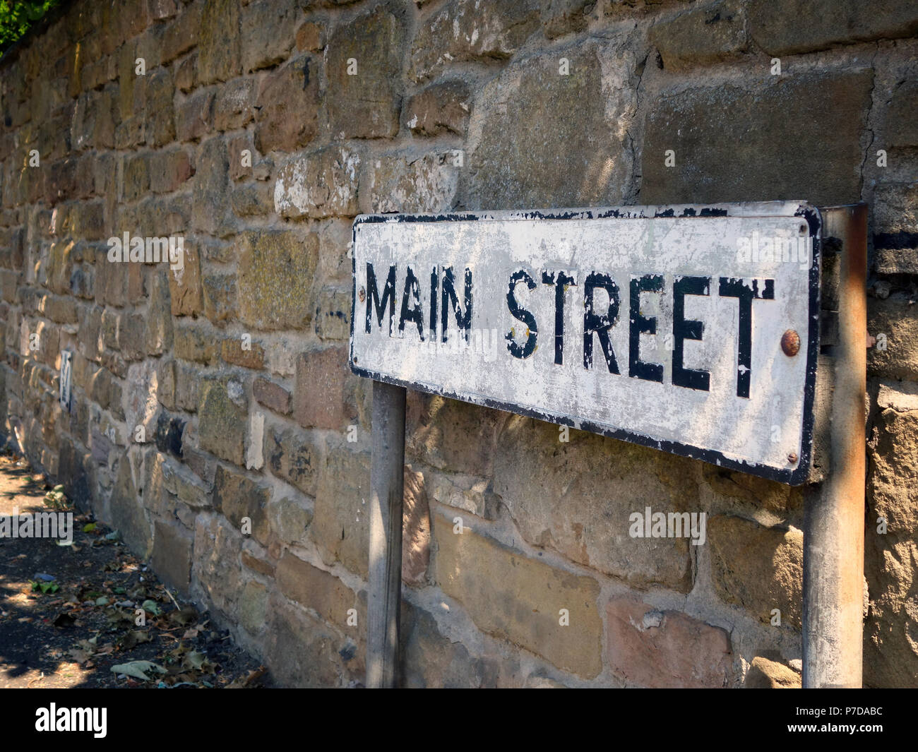 Ein Straßenschild: Hauptstraße in das kleine Dorf von Bramley, in der Nähe von Rotherham in South Yorkshire. Stockfoto