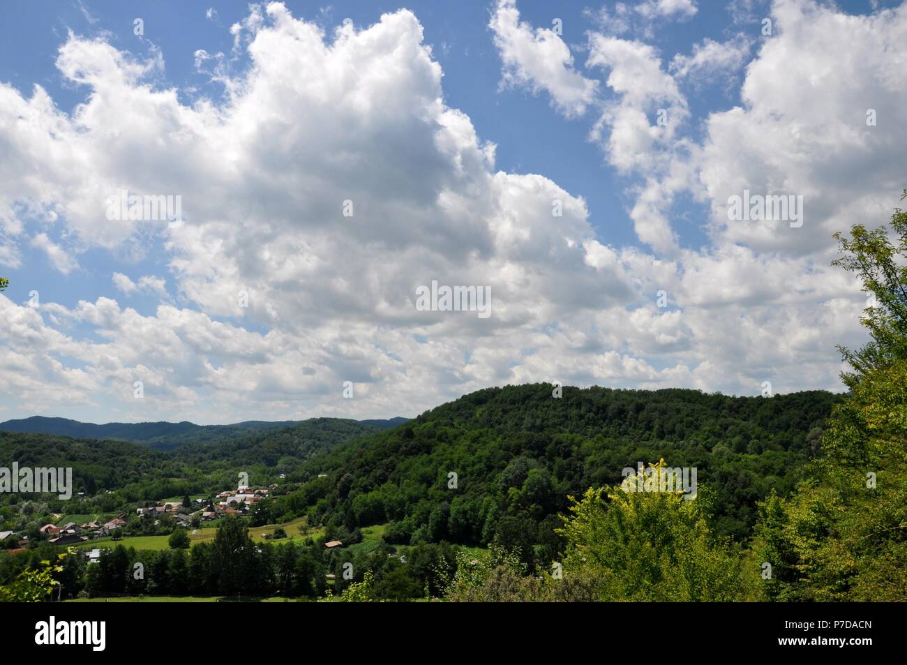 Malerische Skyscape mit voller windig Wolken vor dem Sturm, und eine wunderschöne grüne Berge im Hinterland, Kopie Raum Stockfoto