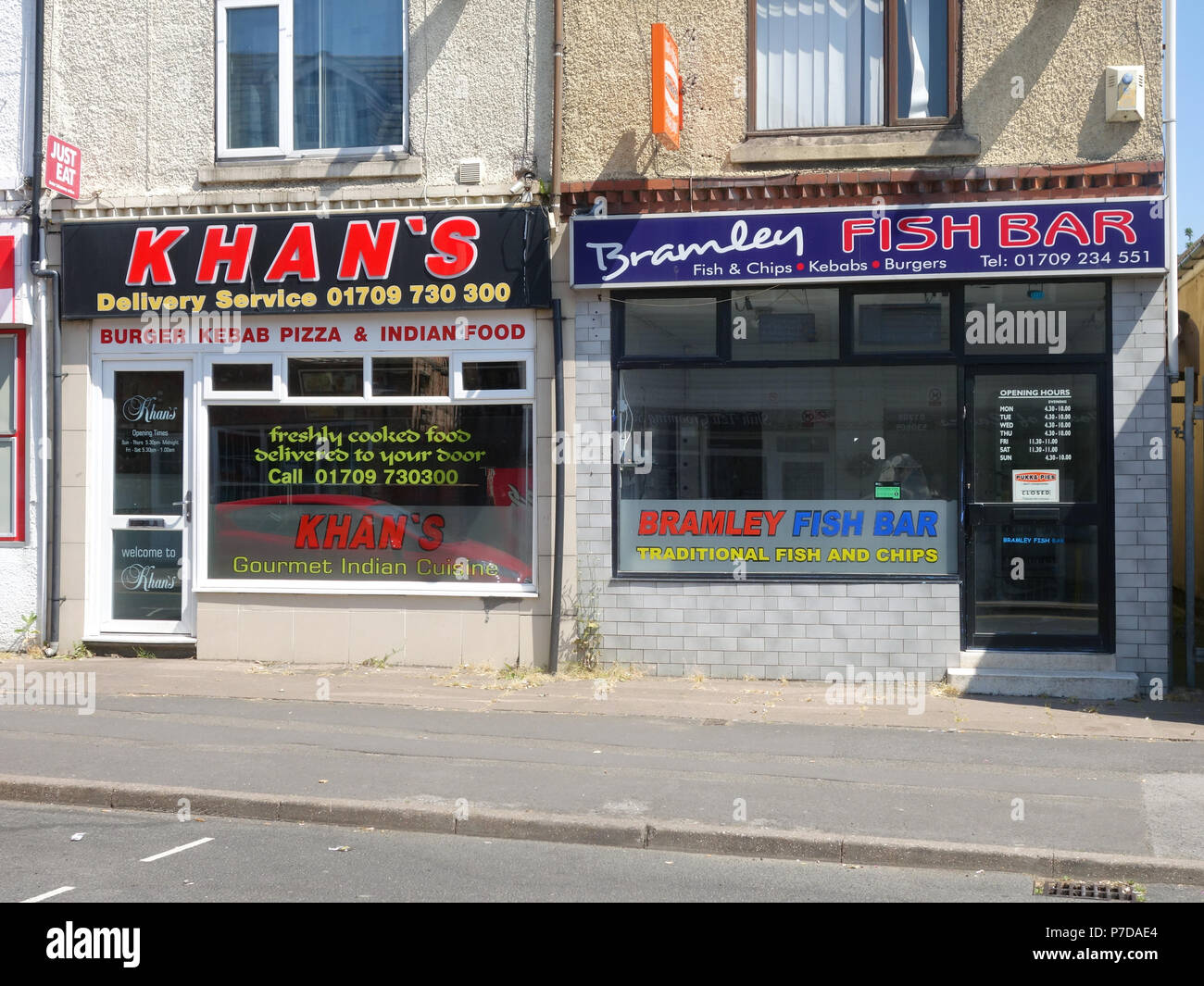 Shop Fronten der freundlichen Konkurrenz mit Imbiss Lebensmittel der Pizza, Kebab, Indische und traditionellen Fisch- und Chip Shop Stockfoto