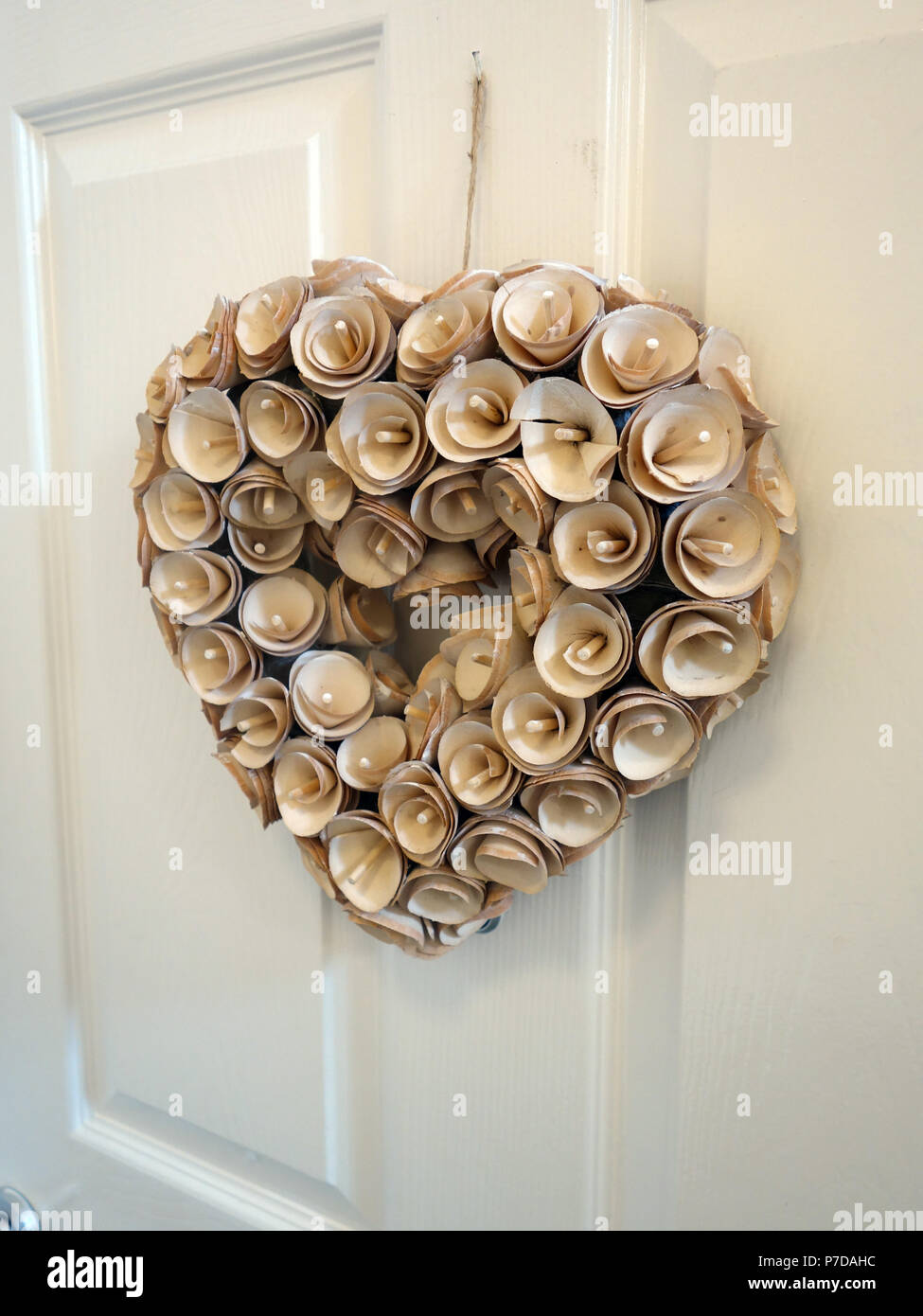 Aus Holz geschnitzten Blumen gebildet, der in Herz Form für Tür hängen Stockfoto