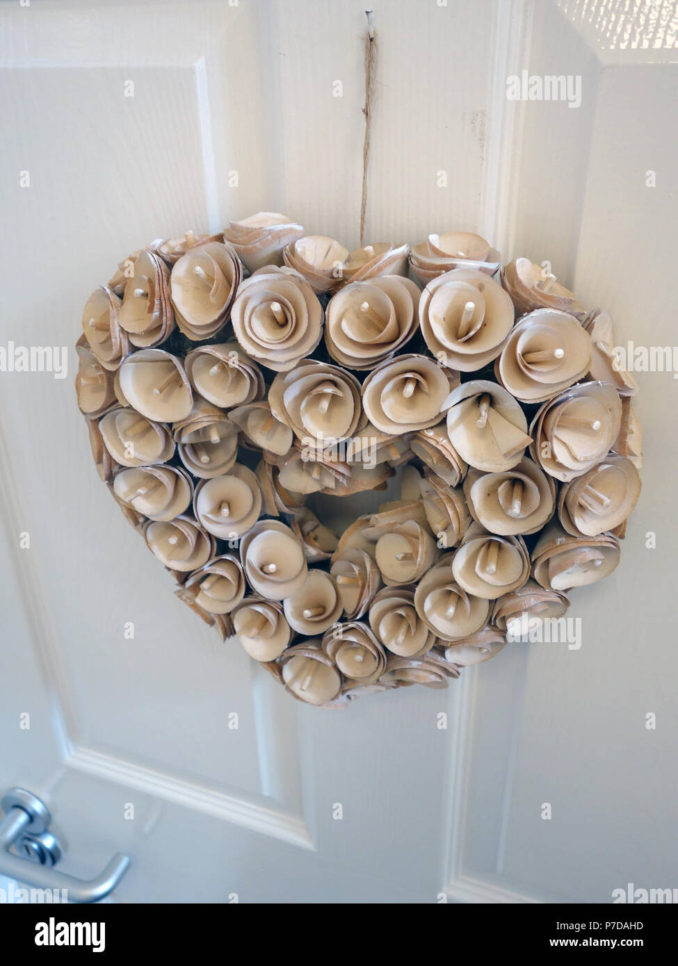 Aus Holz geschnitzten Blumen gebildet, der in Herz Form für Tür hängen Stockfoto