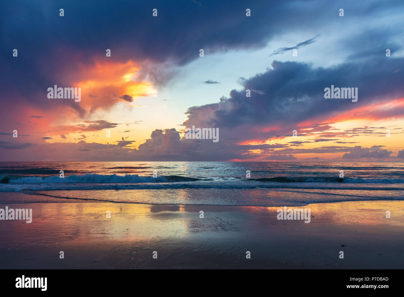 Sonnenaufgang am Strand am 4. Juli 2009 Stockfoto