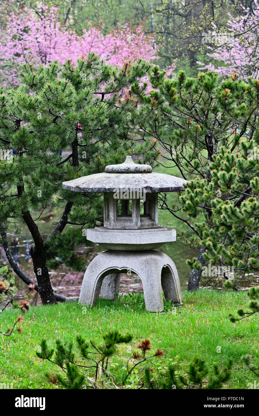Traditionelle Japanische Yukimi Granit Stein Laterne Im Garten An