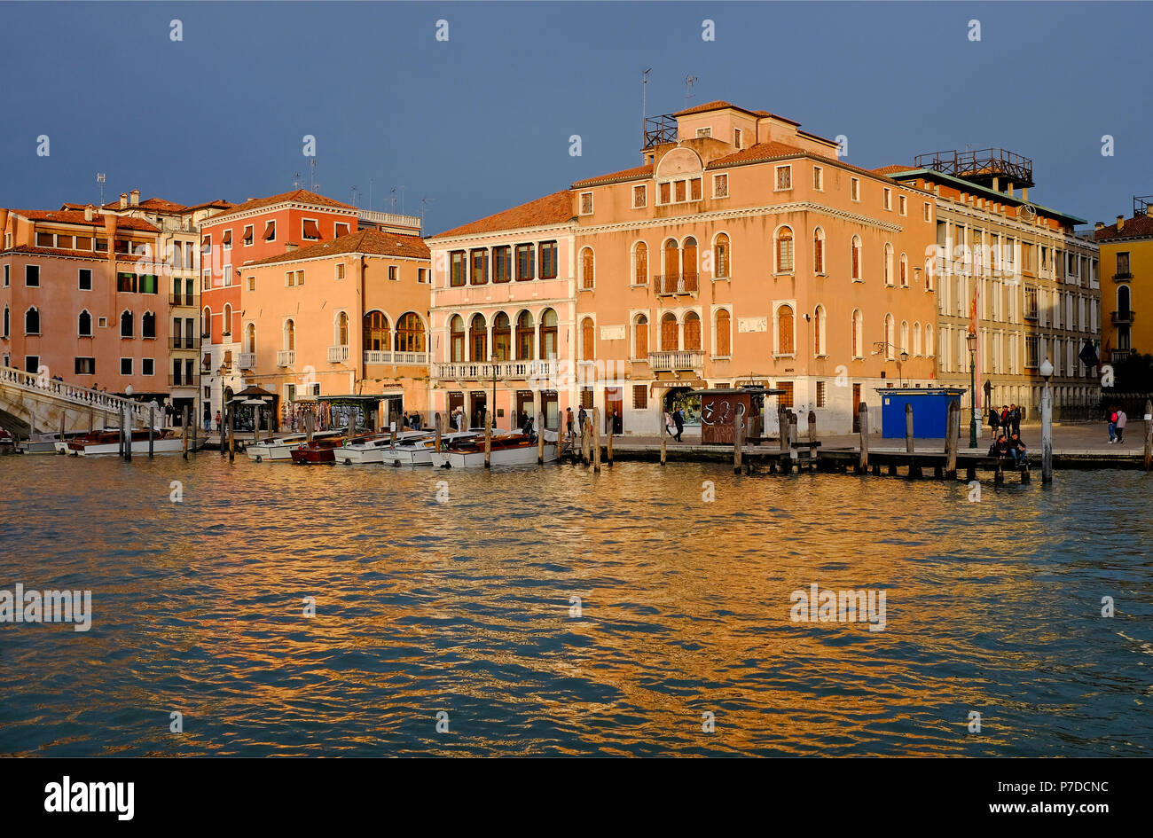 Gebäude auf dem Canal Grande, Venedig, Italien Stockfoto