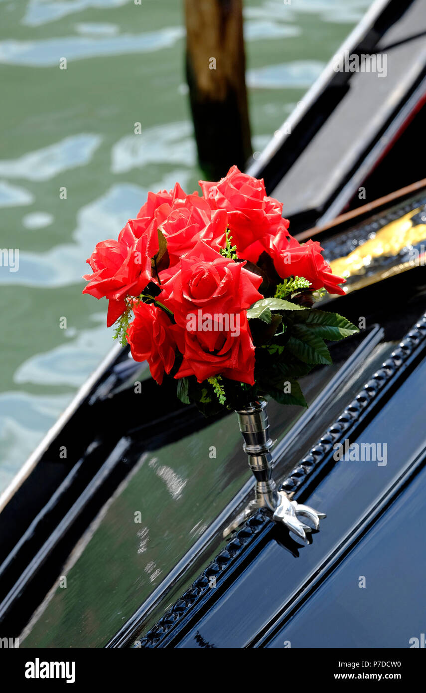 Rote Rosen in Silber Vase auf Gondel, Venedig, Italien Stockfoto