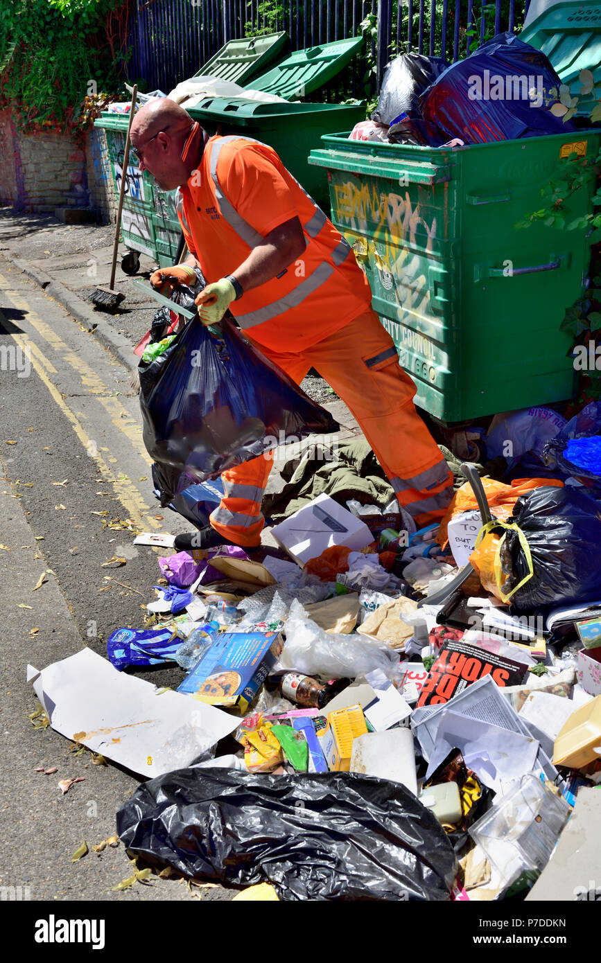 Stadtrat workman Aufräumen der Fly-gespitzt Müll durch die Studierenden am Ende der Universität Begriff links, England Stockfoto