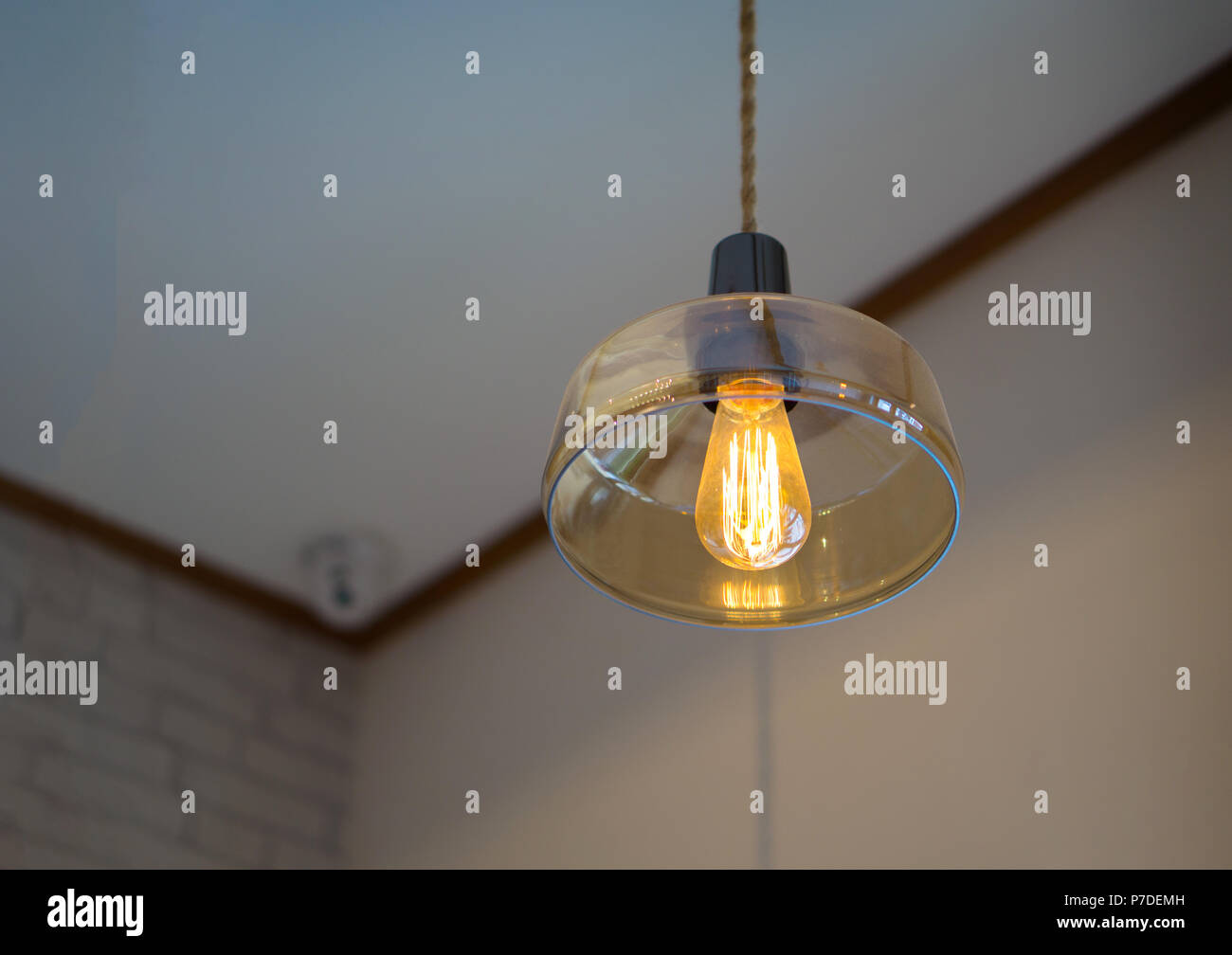 Eine Glühbirne, Glühlampe oder Glühlampen Globe ist ein elektrisches Licht  mit einer Leitung Heizfaden erhitzt eine so hohe Temperatur Stockfotografie  - Alamy