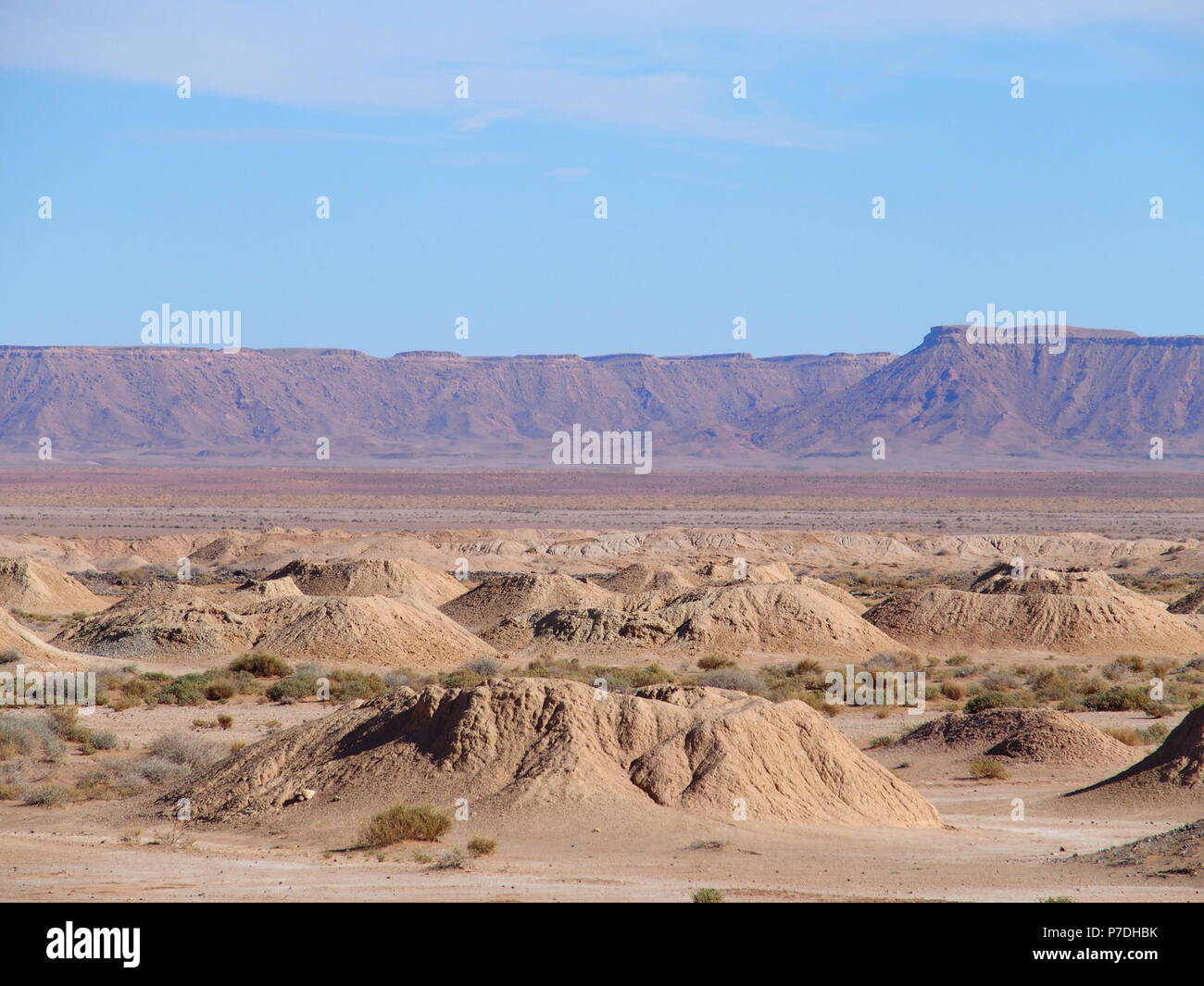 Herrliches Panorama von Ketthara, das Wasser gut an afrikanischen Wüste Sahara Landschaften in der Nähe von Erfoud in Marokko mit klaren blauen Himmel in 2017 kalten sonnigen Stockfoto