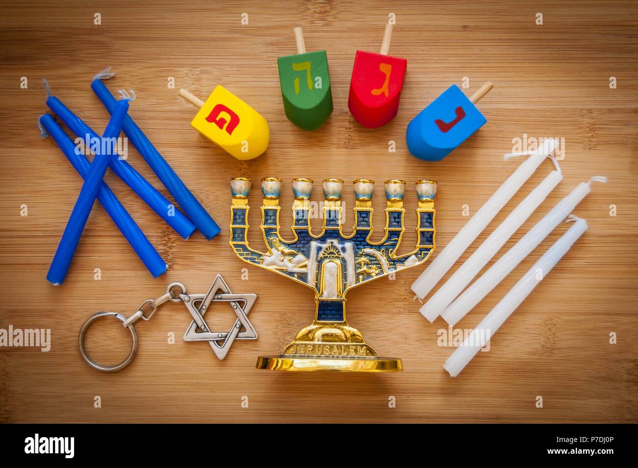 Das Jüdische Chanukka urlaub Konzept Lager Bild. Hebräische Buchstaben auf dem Dreidel teetotum Sagen "Nes gadol Haya Poh' (ein großes Wunder passiert hier). Stockfoto