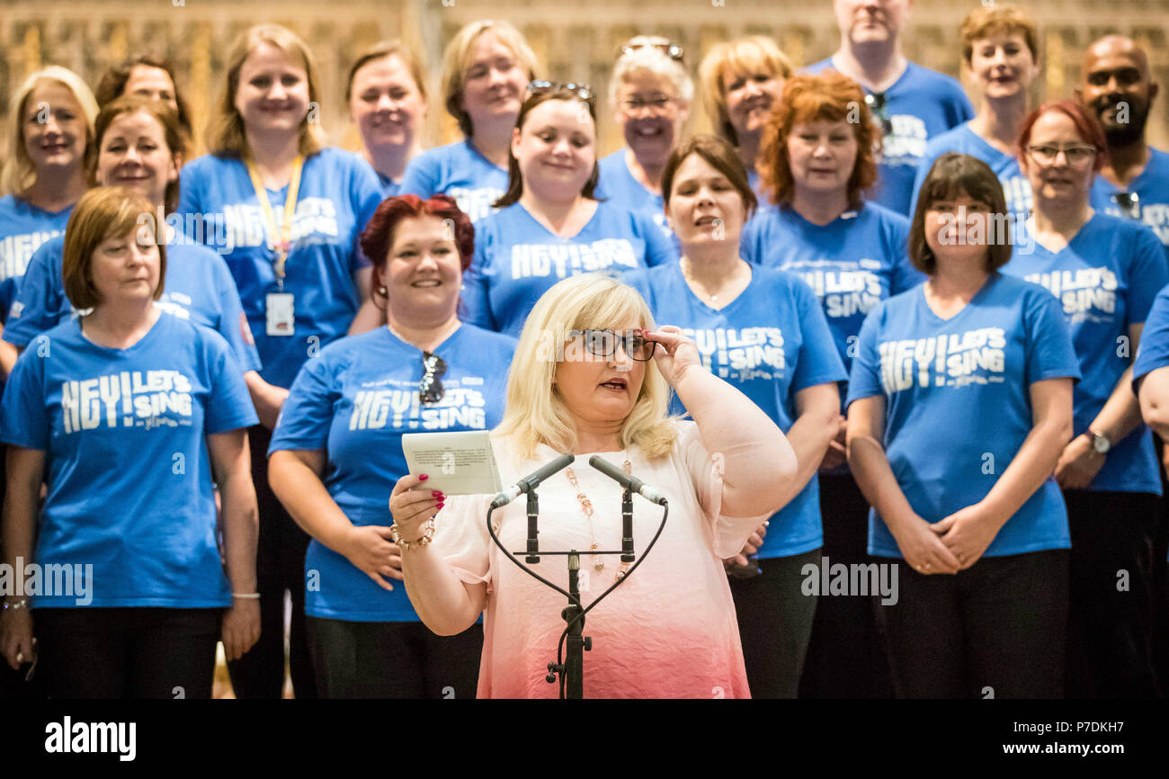 Sängerin und TV-Moderatorin Linda Nolan in Hull und East Yorkshire Hospitals NHS Angestellten Chor während der Probe vor einer Veranstaltung 70. Jahrestag des NHS im York Minster zu markieren. Stockfoto