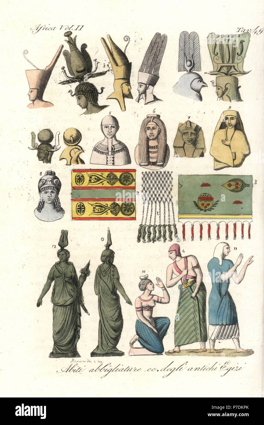 Native Kleidung der alten Ägypter, einschließlich religiöser Kopfbedeckungen, Hüte, Schmuck, Kleider, etc. Handkoloriert Kupferstich von Andrea Bernieri von Giulio Ferrrario's Kostüme antiken und modernen aller Völker (Il Kostüm Antico e Moderno di Tutti i Popoli), Florenz, 1843. Stockfoto