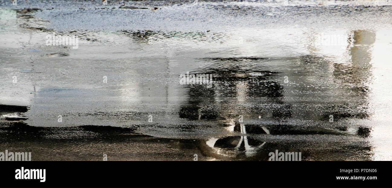 Blurry Auto Reflexion in der nassen Straße der Stadt in motion blur, Hintergrund, abstrakt Detail Stockfoto