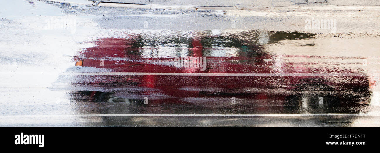 Auto Reflexion in der nassen Straße der Stadt in motion blur, Hintergrund Stockfoto