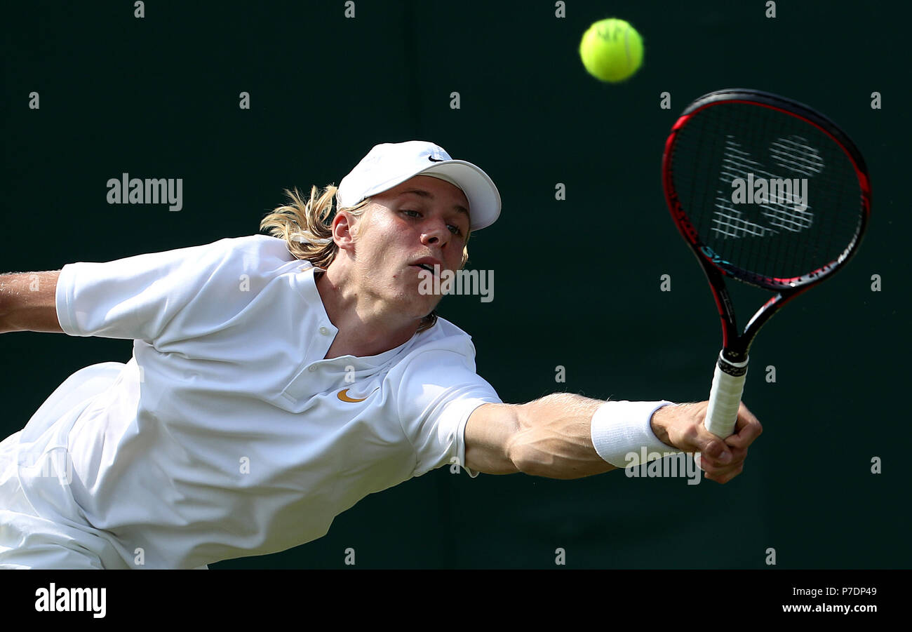 Denis Shapovalov in Aktion am vierten Tag der Wimbledon Championships im All England Lawn Tennis and Croquet Club, Wimbledon. Stockfoto