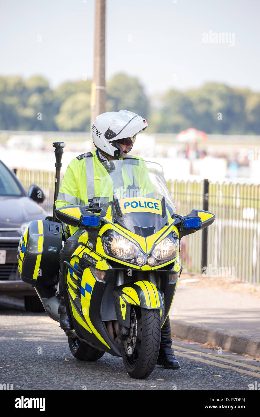 Eine Warnung Polizei Motorradfahrer saßen auf Motorrad außerhalb Worcester Pferderennbahn, Warten auf escort Royal Party am Nachmittag Prinzessin Anne Rennen besucht. Stockfoto