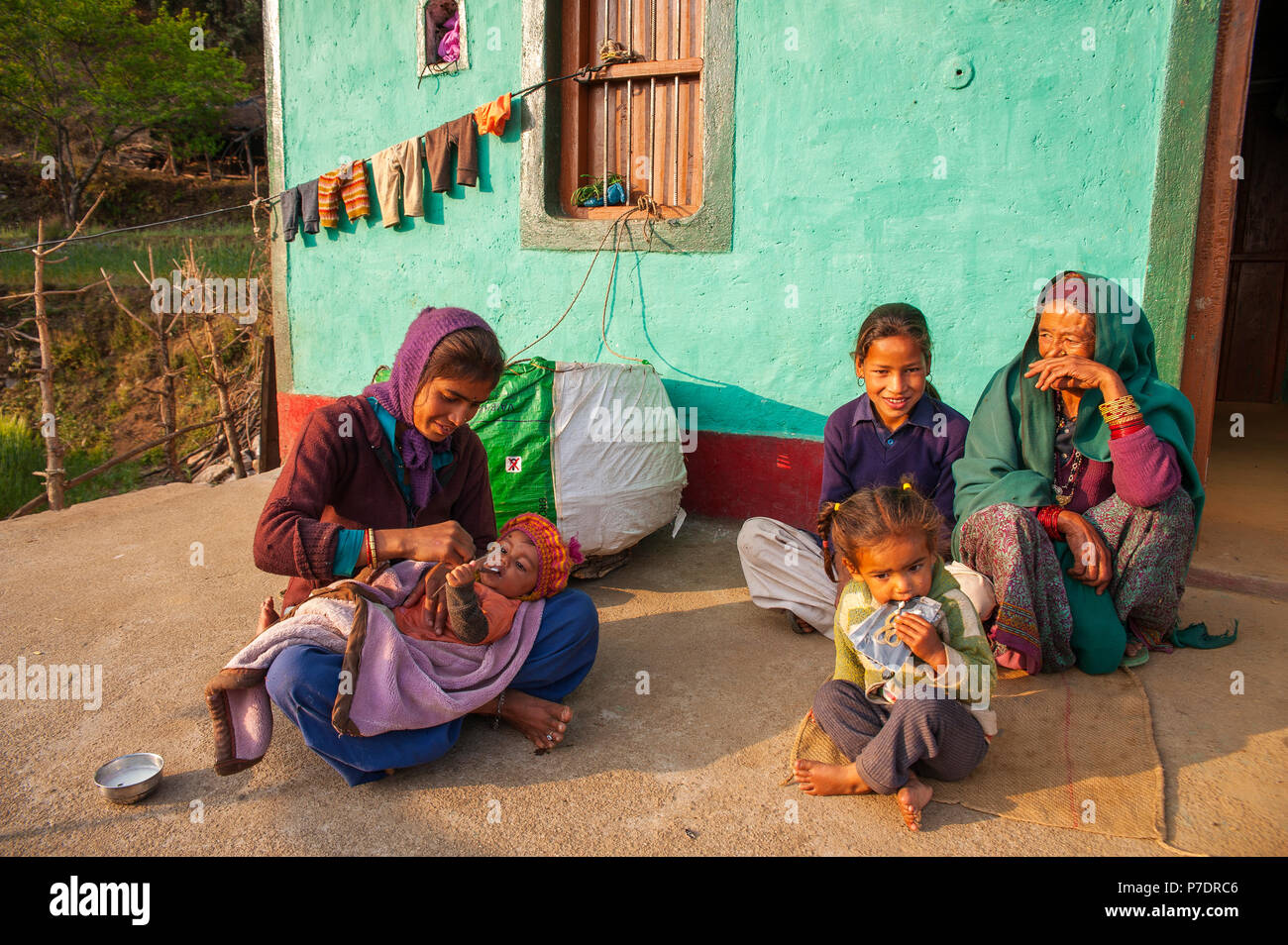 Indische Familie in Kala Agar Dorf, Kumaon Hügel, Uttarakhand, Indien Stockfoto