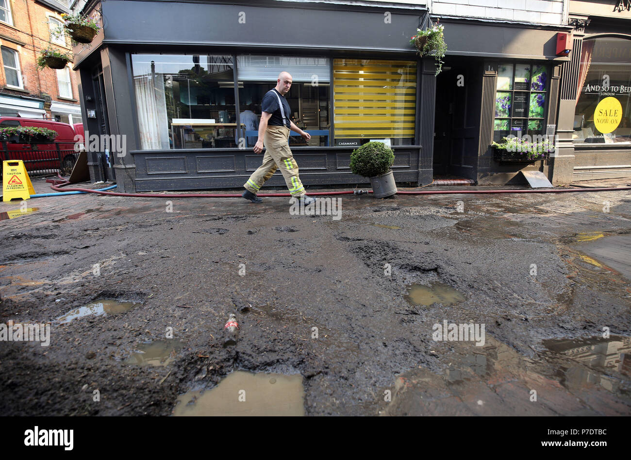 Feuerwehrmänner arbeiten Wasser aus den Dachpfannen in Tunbridge Wells als Straßen und Bahnlinien entleeren waren teilweise eingetaucht nach Überschwemmungen durch die Kent Stadt gehetzt. Stockfoto