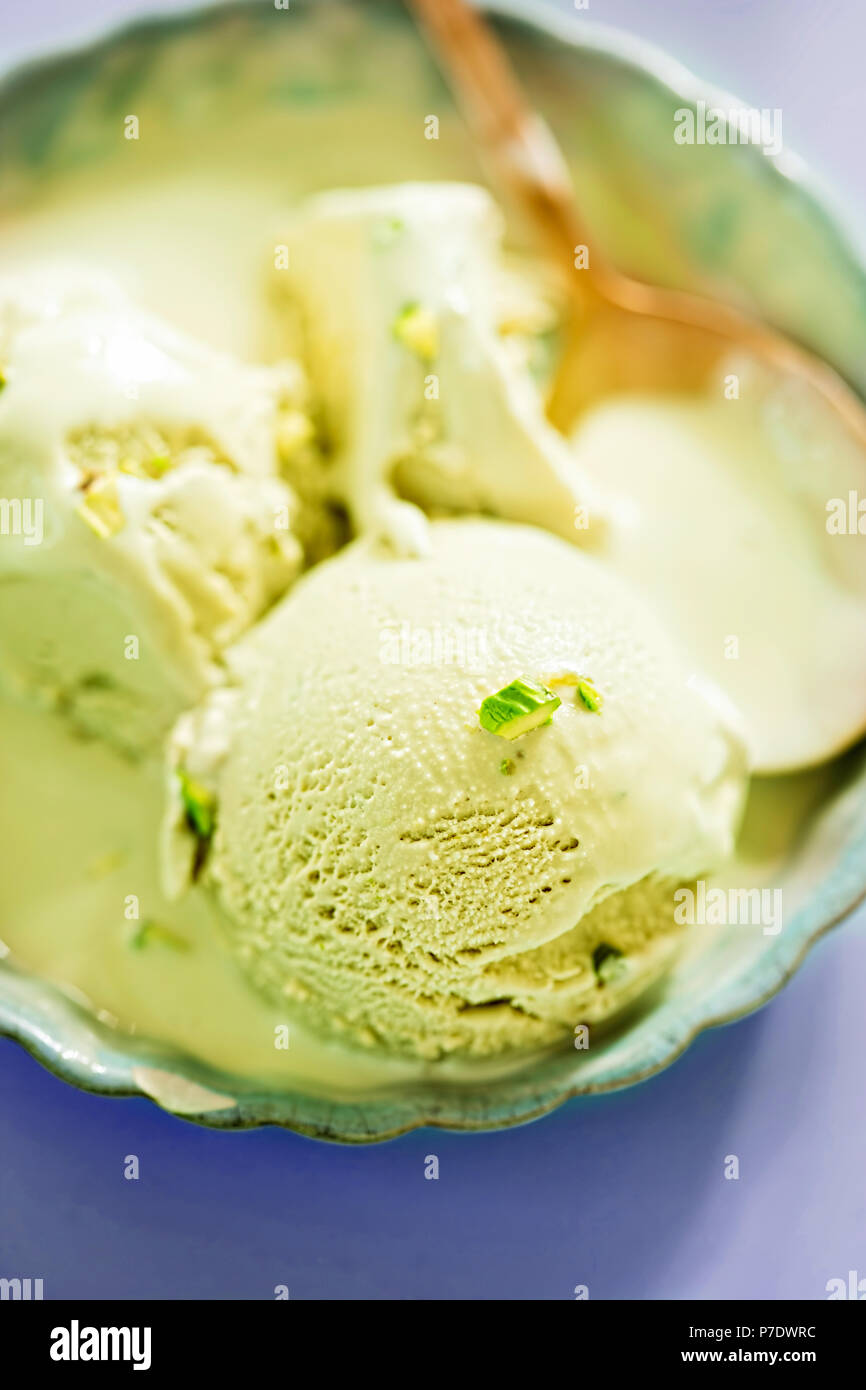 Pistazien Eis auf blauen Platte Stockfoto