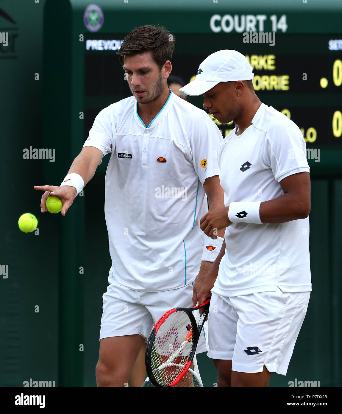 Cameron Norrie (links) und Jay Clarke (rechts) am vierten Tag der Wimbledon Championships in der All England Lawn Tennis und Croquet Club, Wimbledon. PRESS ASSOCIATION Foto. Bild Datum: Donnerstag, Juli 5, 2018. Siehe PA Geschichte TENNIS Wimbledon. Photo Credit: Jonathan Brady/PA-Kabel. Einschränkungen: Nur für den redaktionellen Gebrauch bestimmt. Keine kommerzielle Nutzung ohne vorherige schriftliche Zustimmung der AELTC. Standbild nur verwenden - keine bewegten Bilder zu emulieren. Keine Überlagerung oder Entfernung von Sponsor/ad Logos. +44 (0)1158 447447 für weitere Informationen. Stockfoto