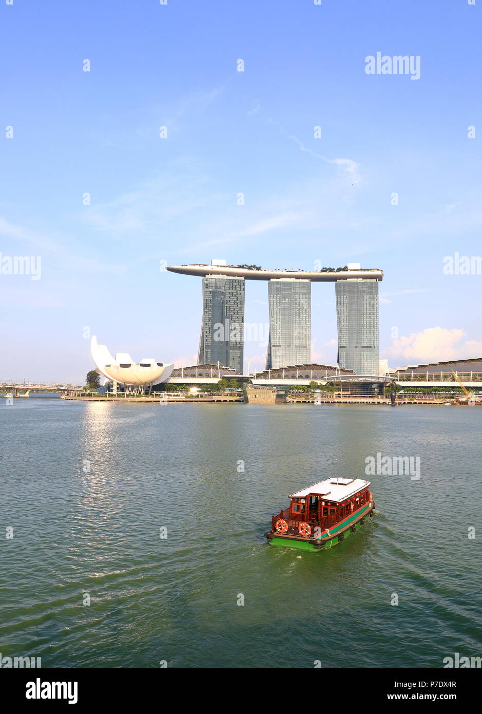 Singapur Skyline der Stadt mit dem Singapore River Cruise, Marina Bay Sands, Kunst Wissenschaft Musium Blick von der Esplanade Bridge Stockfoto