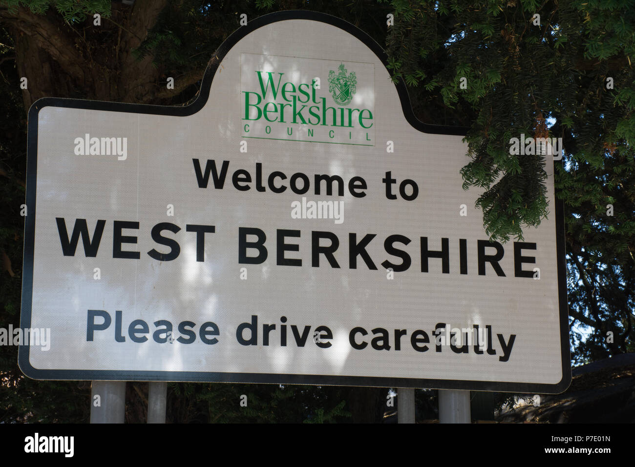 Willkommen in der Welt von West Berkshire Schild, Leute bitten, vorsichtig zu fahren, in Streatley auf Straße von Goring-on-Thames Stockfoto