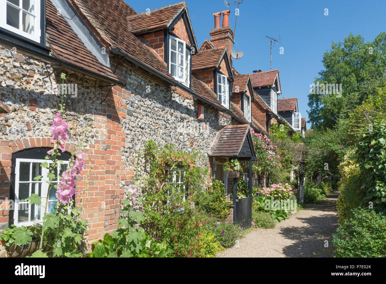 Blick auf eine Reihe von malerischen hübschen Cottages in Streatley Dorf in West Berkshire, Großbritannien, an einem sonnigen Sommertag Stockfoto