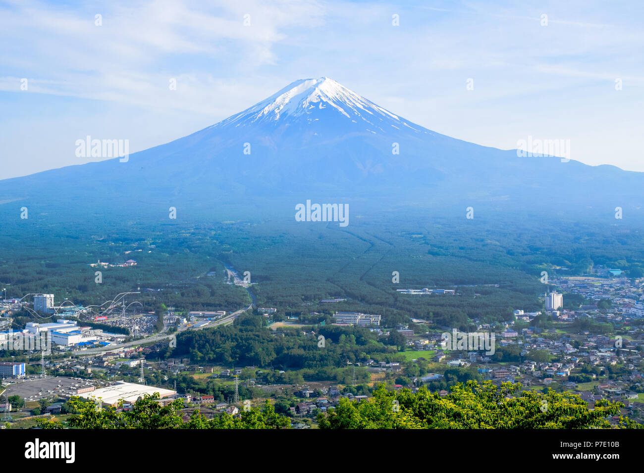 Mount Fuji Blick von Tenjo-Yama Park am Gipfel des Mount Kachi Kachi Seilbahn in Kawaguchiko, Japan Stockfoto