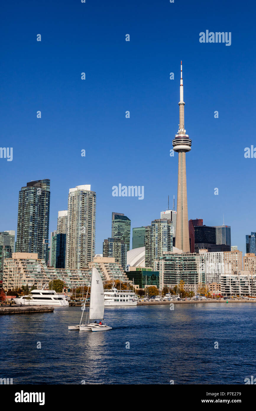 Blick auf die Skyline von Toronto Billy Bishop Flughafen mit einem Segelboot in den Vordergrund. Stockfoto