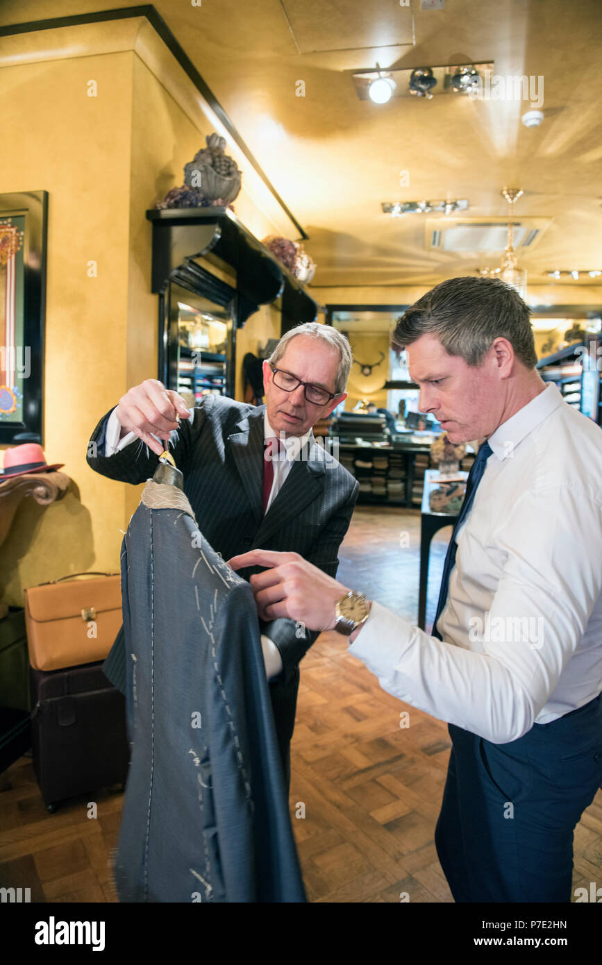 Maßgeschneiderte Übersicht Kunden maßgeschneiderte Jacke in Schneider Stockfoto