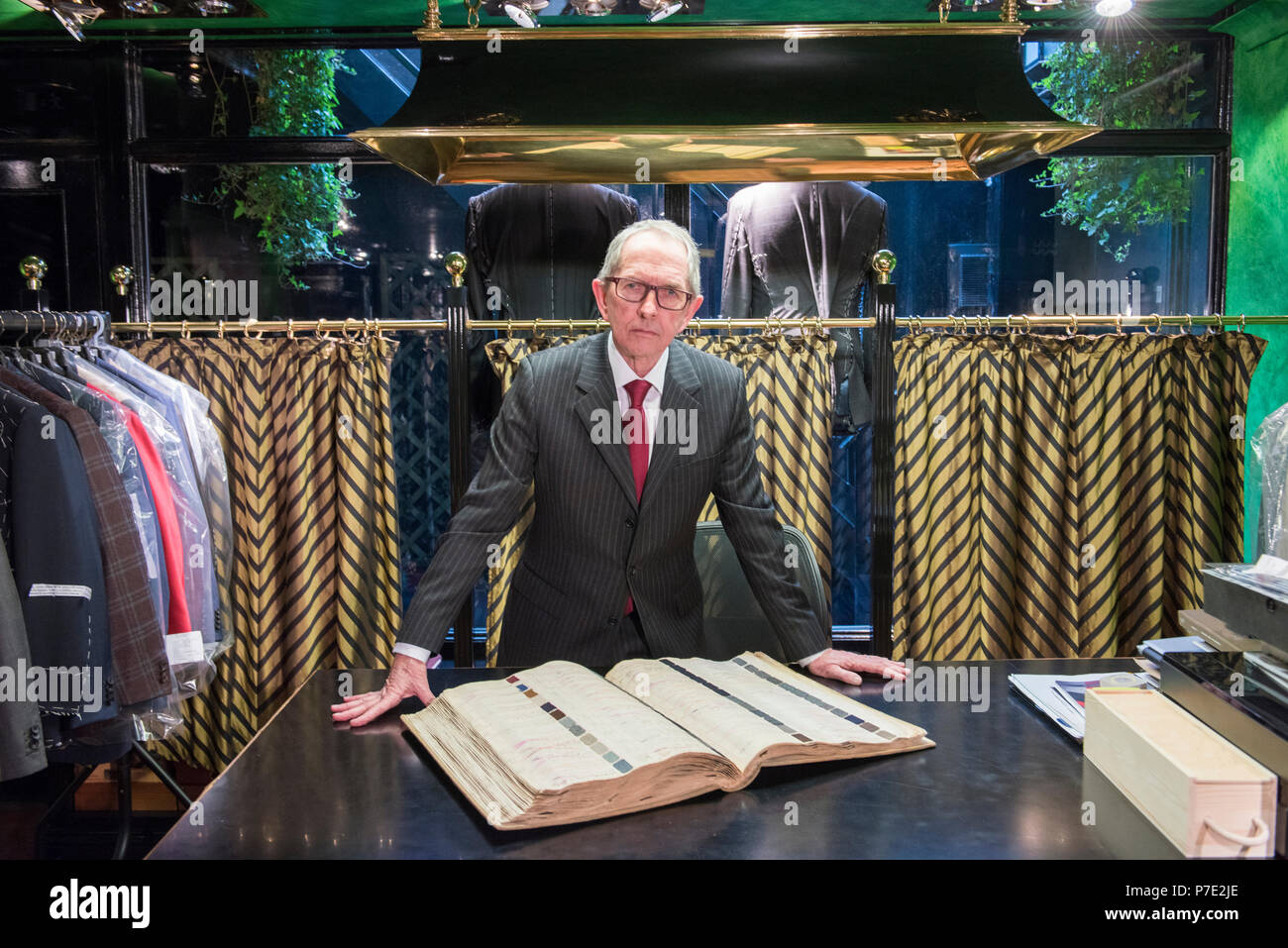 Senior individuell in Handarbeit swatch buchen Sie im traditionellen Schneider suchen, Porträt Stockfoto