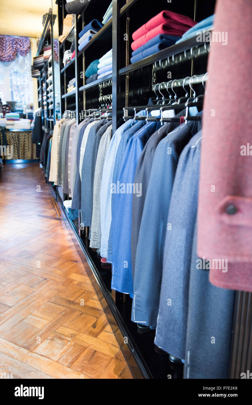 Reihen von Anzug Jacken in traditionellen Schneider hängen Stockfoto