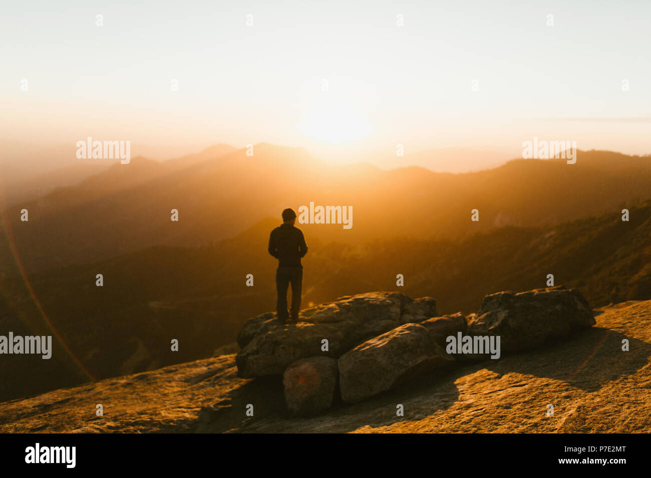 Mann weg, Blick auf die Berge bei Sonnenuntergang, Sequoia National Park, Kalifornien, USA Stockfoto