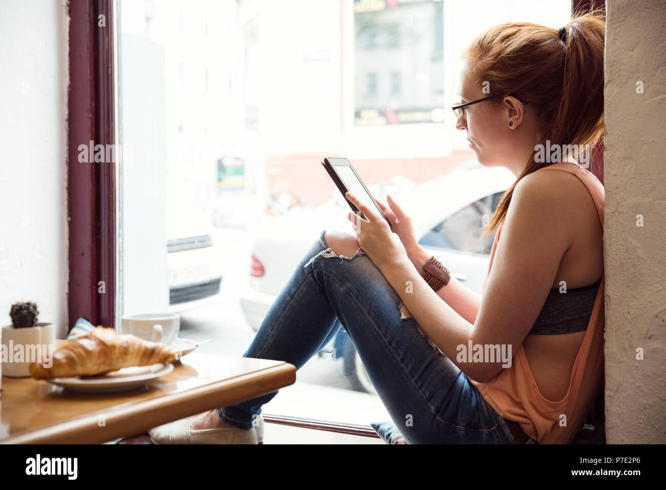 Junge Frau mit Handy im café Stockfoto