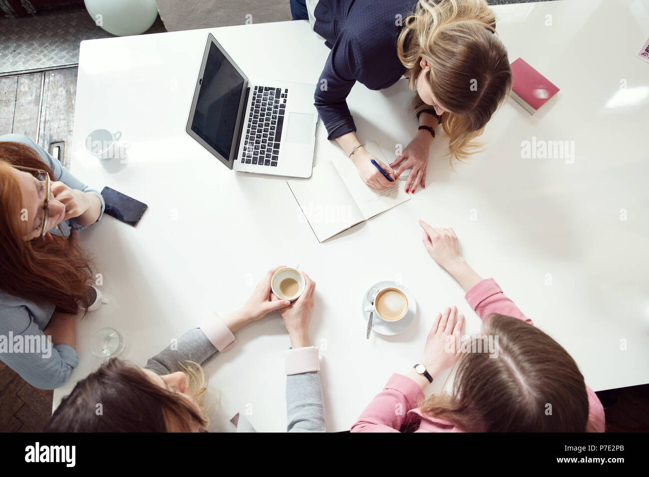 Geschäftsfrau und Kollegen in Treffen im Büro Stockfoto