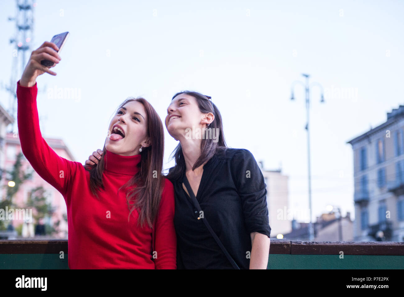 Junge Frauen, die auf der Brücke selfie, Mailand, Lombardei, Italien Stockfoto