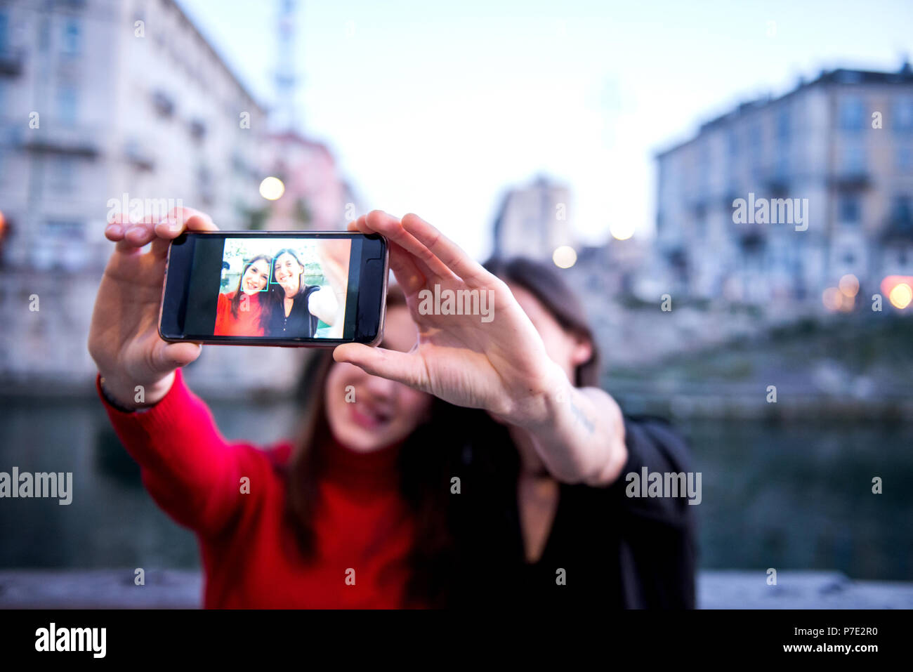 Junge Frauen, die selfie, Mailand, Lombardei, Italien Stockfoto