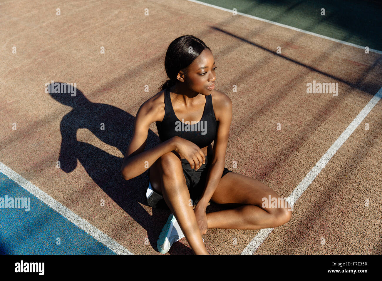 Junge Frau in Sportplatz ruhen Stockfoto