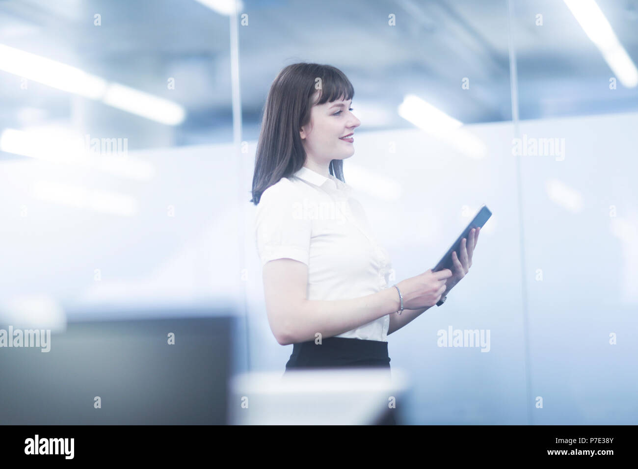 Geschäftsfrau mit digital-Tablette Stockfoto