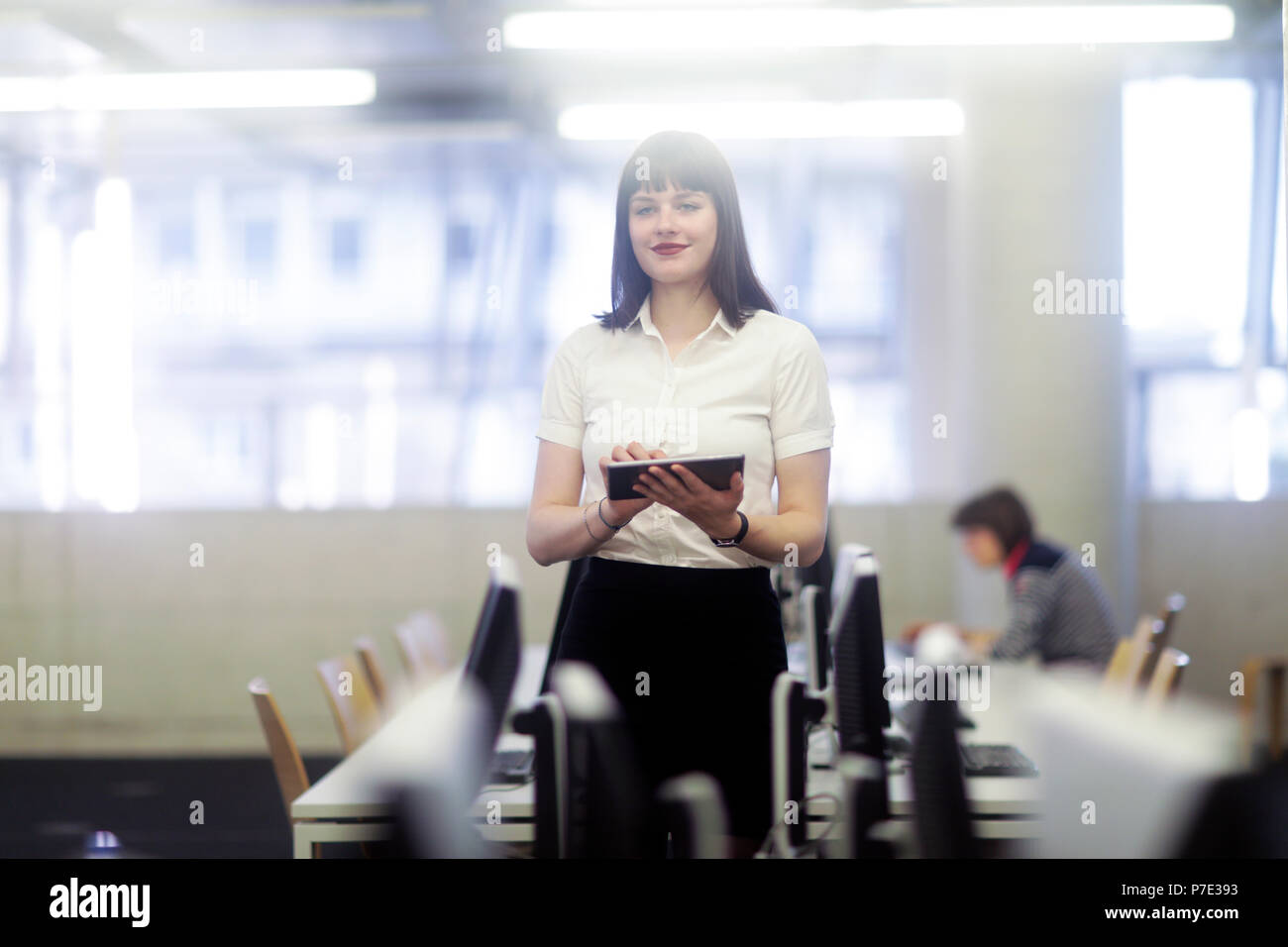 Geschäftsfrau im Büro mit digital-Tablette Stockfoto