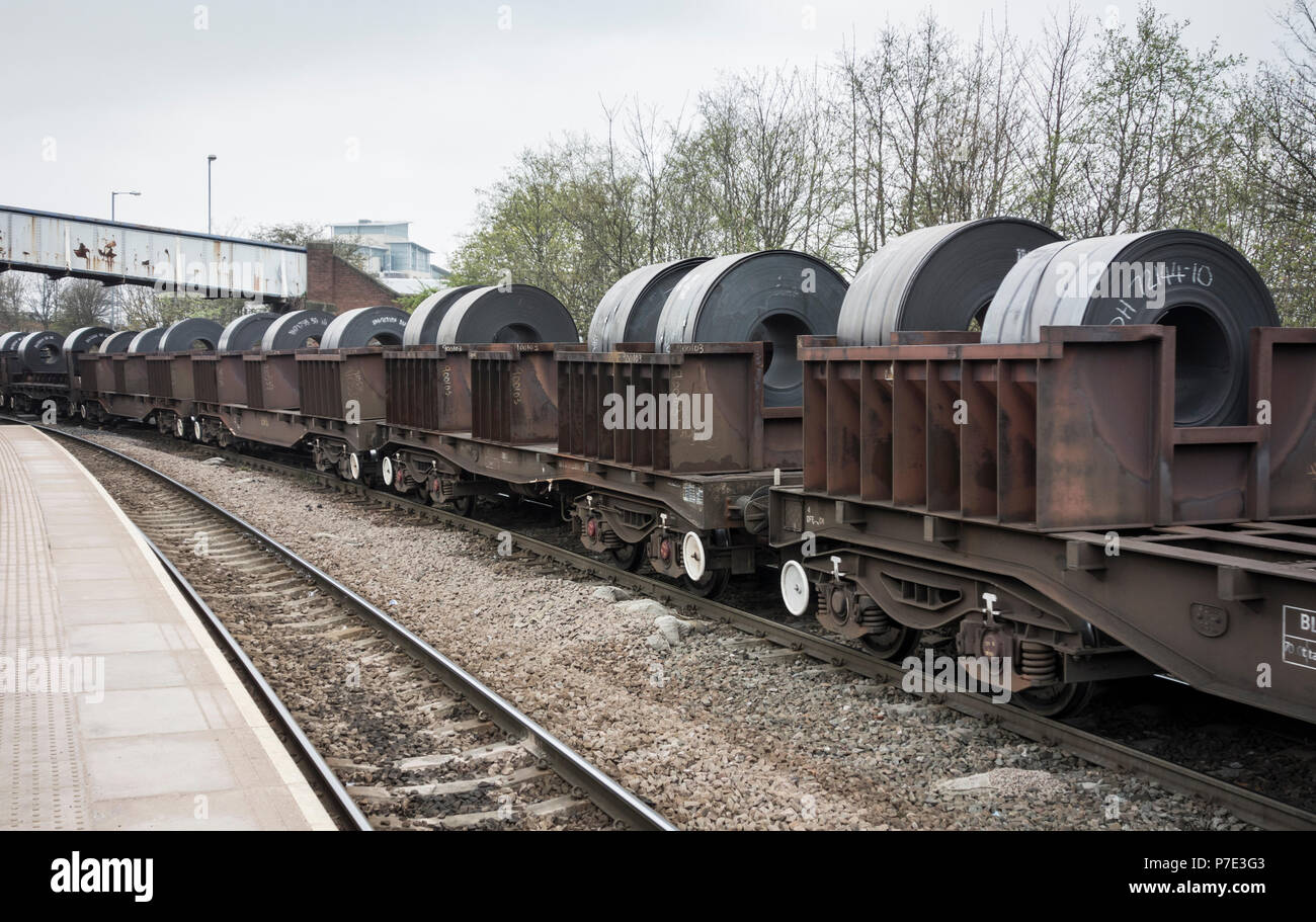 Walzen von Stahl mit der Bahn transportiert werden. Großbritannien Stockfoto